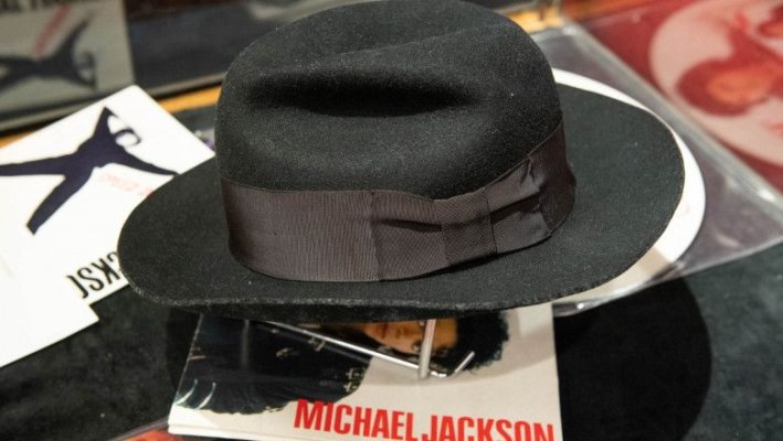 Una din pălăriile lui Michael Jackson a fost vândută la licitație cu 77 de mii de euro