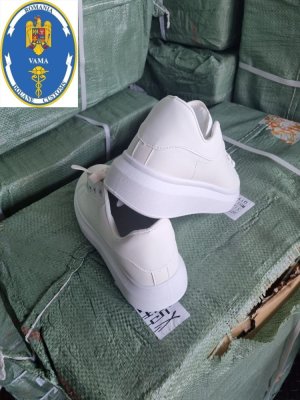 Sute de perechi de pantofi contrafăcuți, confiscate de inspectorii vamali constănţeni