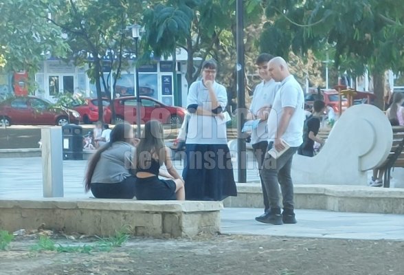 Un grup de sectanți penticostali „agață“ noi adepți prin parcul de la Far. Video