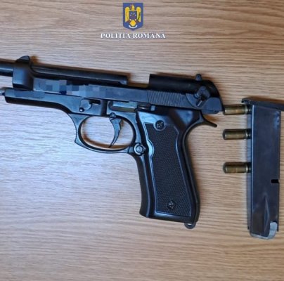 Un pistol a fost găsit întâmplător de un bărbat într-o pubelă