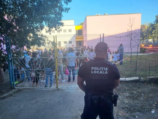 Polițiștii locali, alături de elevi, la începutul noului an școlar