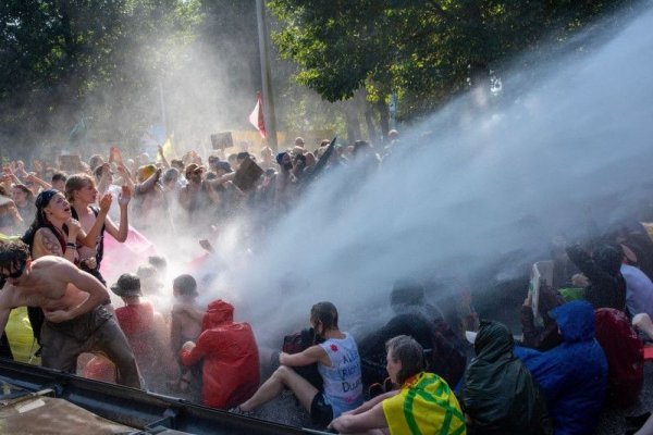 2400 de oameni arestați la un protest împotriva combustibililor fosili  