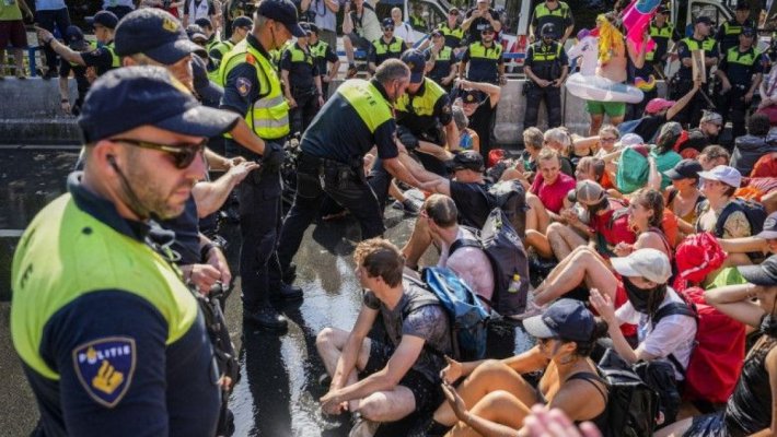 Poliţia olandeză a arestat circa 2.400 de persoane la un protest pentru climă la Haga
