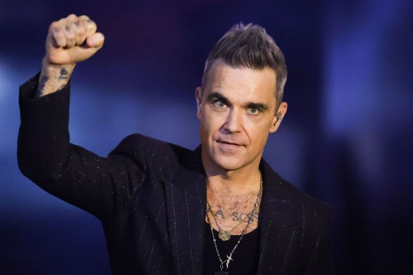 O admiratoare a cântăreţului Robbie Williams a murit după ce a căzut la finalul unui concert în Sydney