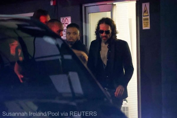 Acuzaţii de viol la adresa lui Russell Brand: Foştii săi angajatori fac anchete interne