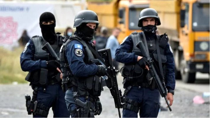 Criză în Kosovo. Zeci de sârbi înarmați au ucis un polițist și s-au baricadat într-o mănăstire