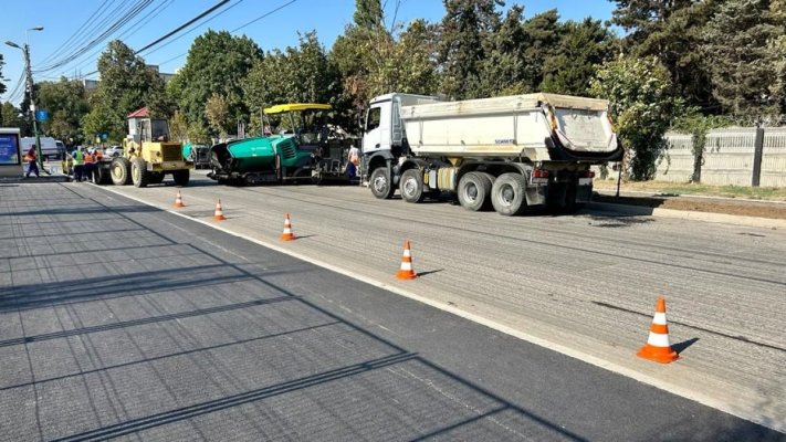 Lucrările de reabilitare a carosabilului continuă pe strada Liliacului din cartierul Km 5