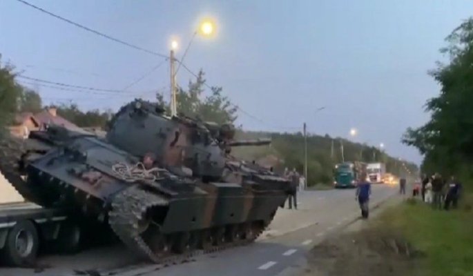 Un tanc s-a răsturnat pe șosea, în apropierea unei biserici 