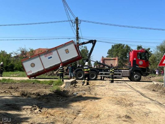 Bărbat surprins sub un mal de pământ, găsit decedat