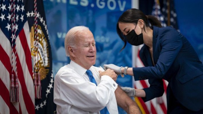 Joe Biden s-a vaccinat împotriva COVID-19 cu o variantă actualizată de vaccin  