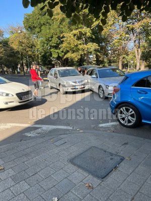 Două mașini s-au ciocnit pe bdul. Tomis