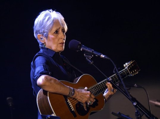 Un film despre viaţa lui Joan Baez, mai mult decât un documentar dedicat muzicii artistei