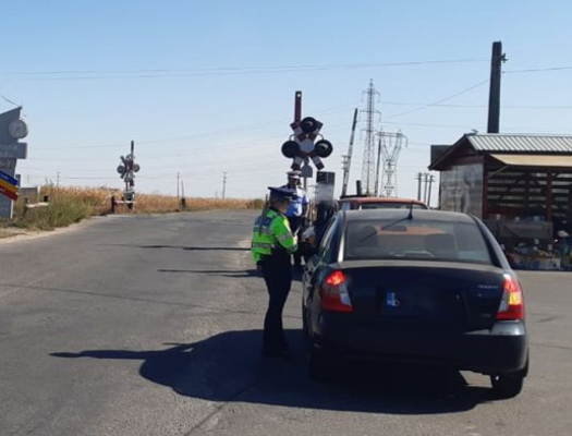 Acțiune a polițiștilor la trecerile la nivel cu calea ferată