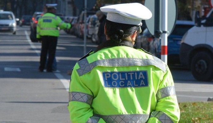 Doi polițiști locali, bătuți de un șofer care-și parcase neregulamentar mașina