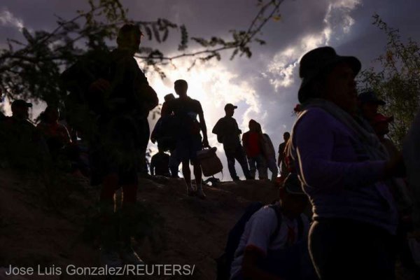Peste o mie de migranţi ilegali au sosit cu un tren de marfă la frontiera dintre Mexic şi Statele Unite