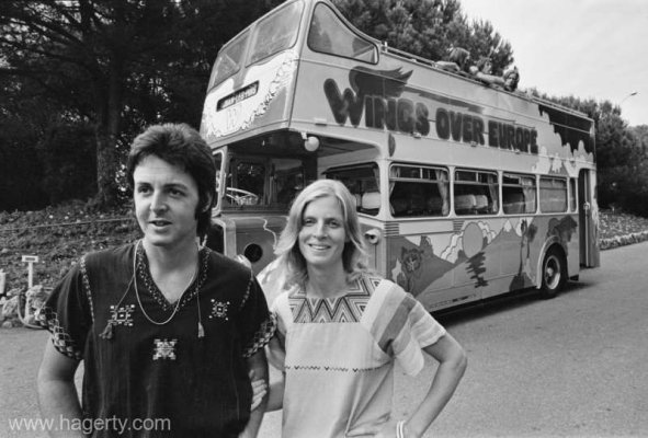 Un autobuz supraetajat folosit într-un turneu din 1972 de Paul McCartney şi trupa sa Wings, scos la licitaţie
