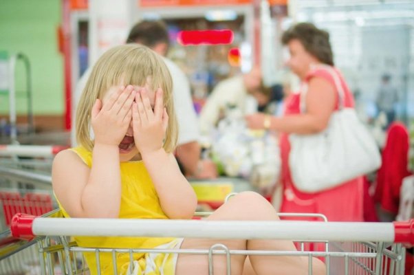 Reguli noi la casele de marcat din supermarketuri: Alimentele „nesănătoase“, interzise în preajma celor mici