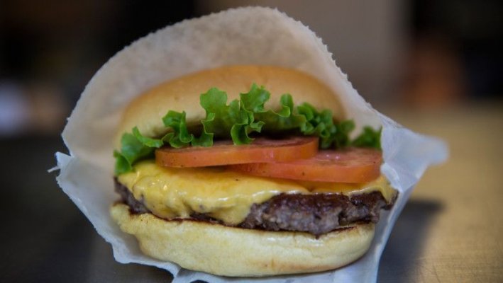 Mâncarea de la fast-food prostește. Ce a descoperit un studiu efectuat pe șoareci