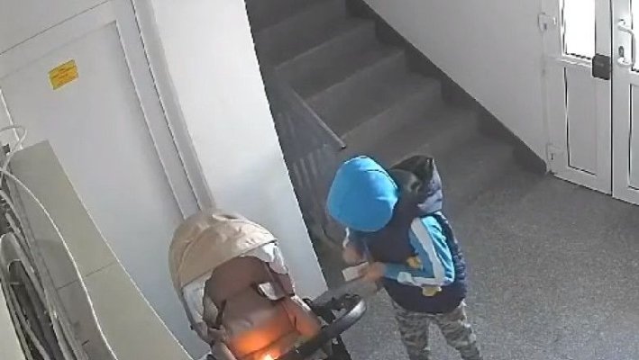 Un băiețel de 9 ani a dat foc intenționat unui cărucior de bebeluși  