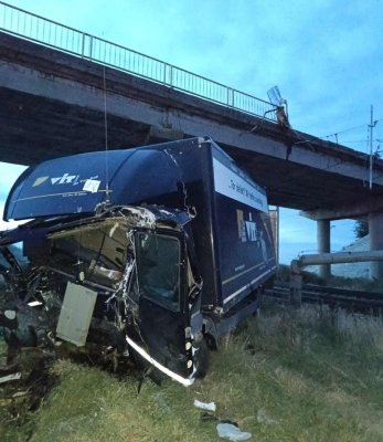 Un TIR a căzut de pe un pod, în Brăila
