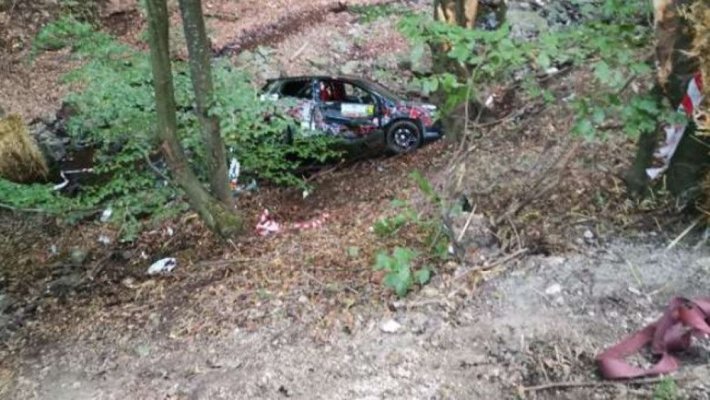 Accident la raliul Clujului. Un echipaj a căzut cu maşina într-o râpă de 5 m