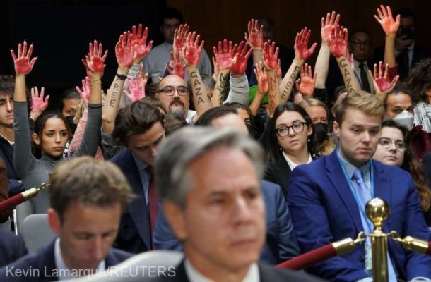 Audiere în Congresul american a secretarilor de stat şi apărării, întreruptă de manifestanţi ce le-au cerut să 
