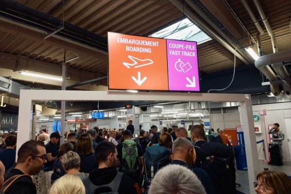 Alertă cu bombă pe mai multe aeroporturi din Franța