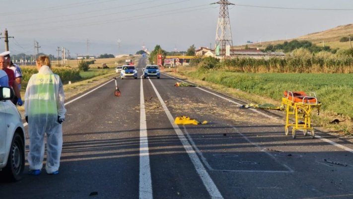 O mașină a intrat în plin într-un grup de oameni. O femeie a murit