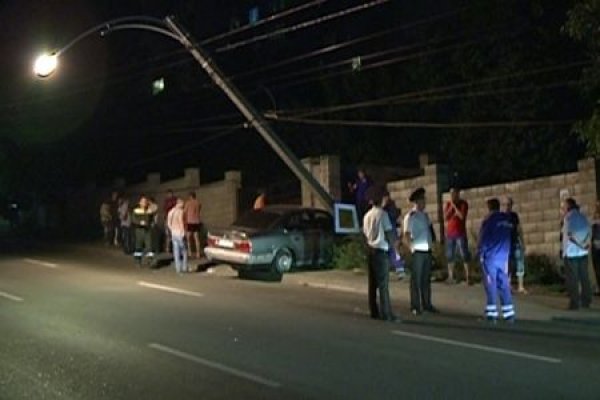 Șoferiță beată, rănită după ce a intrat cu mașina în stâlp