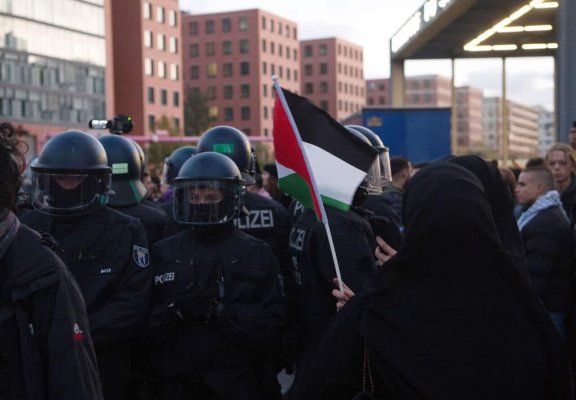 Alertă maximă la Berlin! Zeci de dube de poliție, mobilizate la protestele violente pro-palestiniene