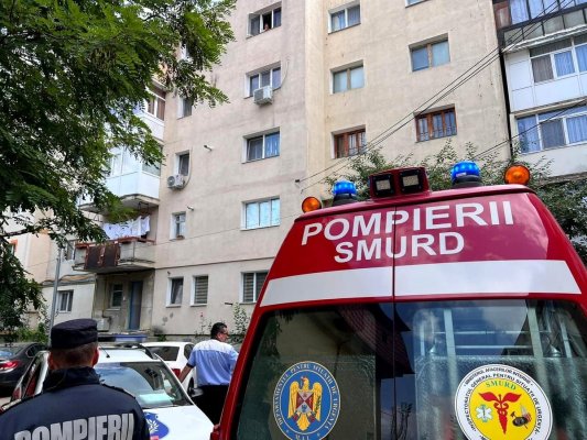 O mașină a intrat într-un copac, pe bulevardul 1 Mai