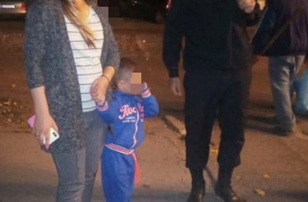 Un copil de 8 ani din Constanța, care hoinărea singur pe străzi, găsit la Mangalia