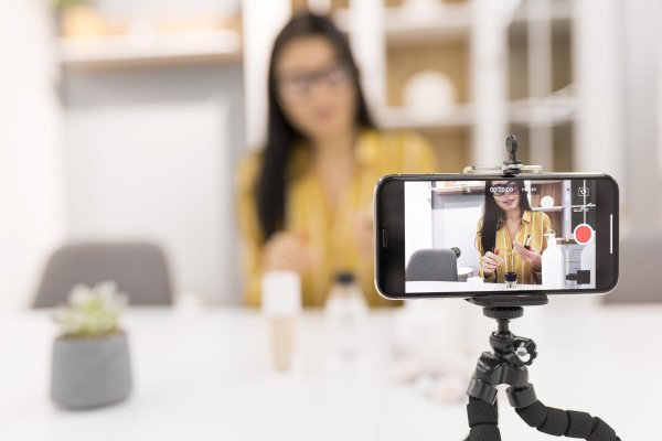 ANAF ia la verificat conturile influencerilor. Vor să verifice dacă își plătesc impozitele la stat