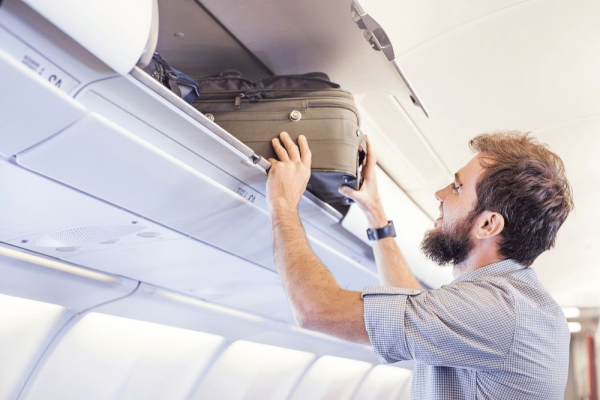 Taxele pentru bagajele de mână în avioane ar putea fi interzise