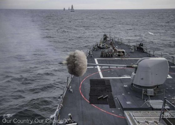 Un distrugător american a doborât mai multe rachete în Marea Roşie, 