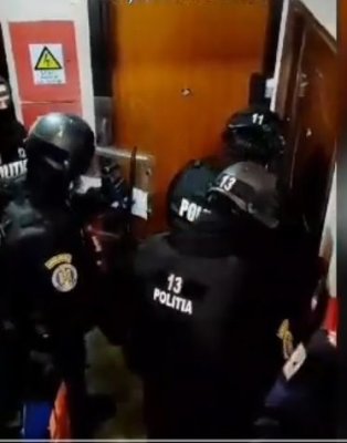 Bărbat agresiv, imobilizat de luptătorii SAS. Video