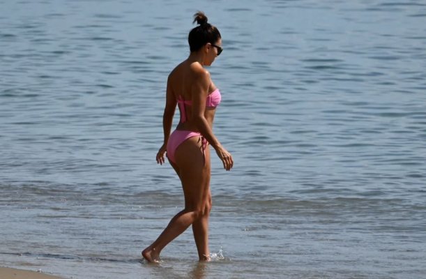 Eva Longoria a făcut senzație la plajă! Cât de bine arată în costum de baie