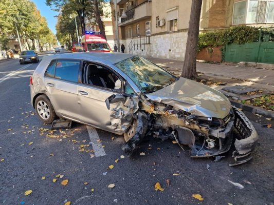Autoturism intrat în stâlp, pe bulevardul Ferdinand