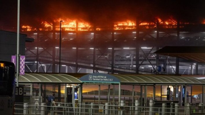 Incendiu de proporții pe aeroportul din Londra: haos total cu sute de persoane blocate