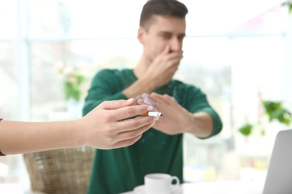 Aproape un milion de persoane mor anual de afecţiuni pulmonare, provocate de inspirarea pasivă a fumul de tigară