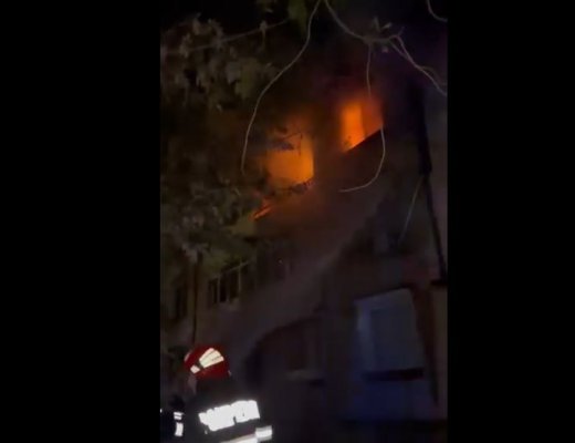 Panică la Hârșova! Locatarii unui bloc s-au autoevacuat, după ce a izbucnit un incendiu. Video
