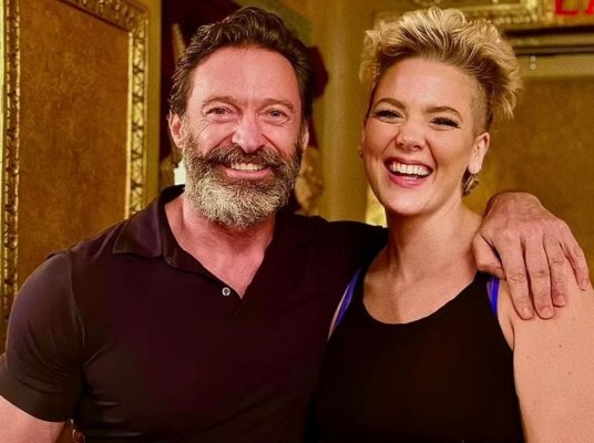 Hugh Jackman zâmbește din nou după divorț! Cu cine a fost surprins actorul din Wolverine