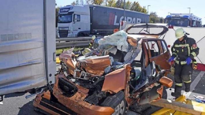 Accident grav. A intrat cu mașina sub un camion și a murit
