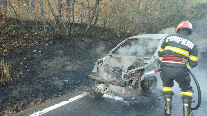 O mașină a ars ca o torță, în Pădurea Topolog