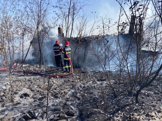 Casă mistuită de flăcări în Mahmudia