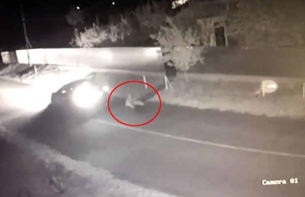 Imagini șocante cu momentul în care femeia sechestrată de soț sare din mașină. Video