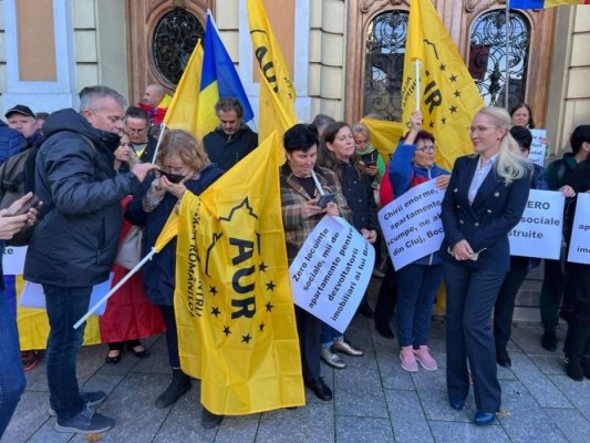 Protest AUR cu 100 de persoane, în fața Primăriei lui Emil Boc. Video
