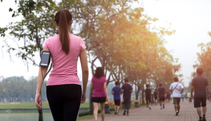 Câte minute de mers pe jos pot reduce riscurile de îmbolnăvire și deces prematur cauzate de sedentarism