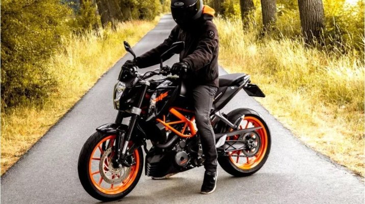 Un motociclist a fost oprit cu focuri de armă de polițiști