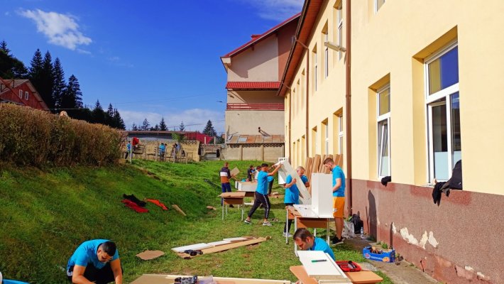 110 angajați ai OSCAR Downstream au renovat Liceul Sextil Pușcariu din județul Brașov
